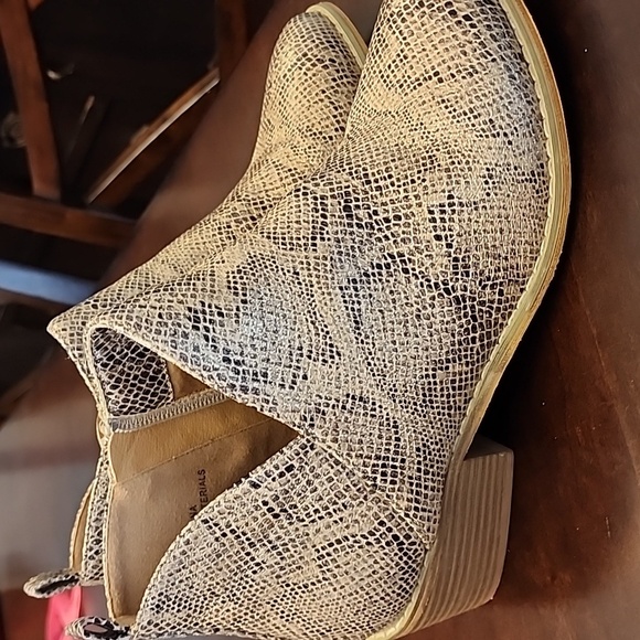 CORKYS Boutique Tan Snake Booties Sz 8 - Picture 4 of 7